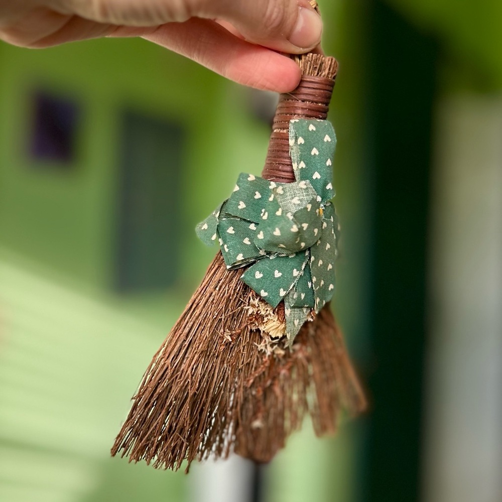 ❌SOLD Cottagecore Olde Handcrafted Handmade Hay Broom With Bow Art - Picture 3 of 8